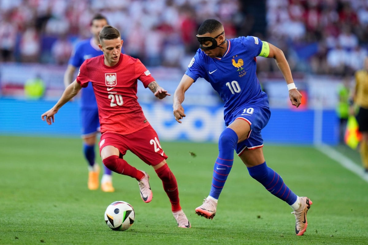 Sebastian Szymański oraz Kylian Mbappe