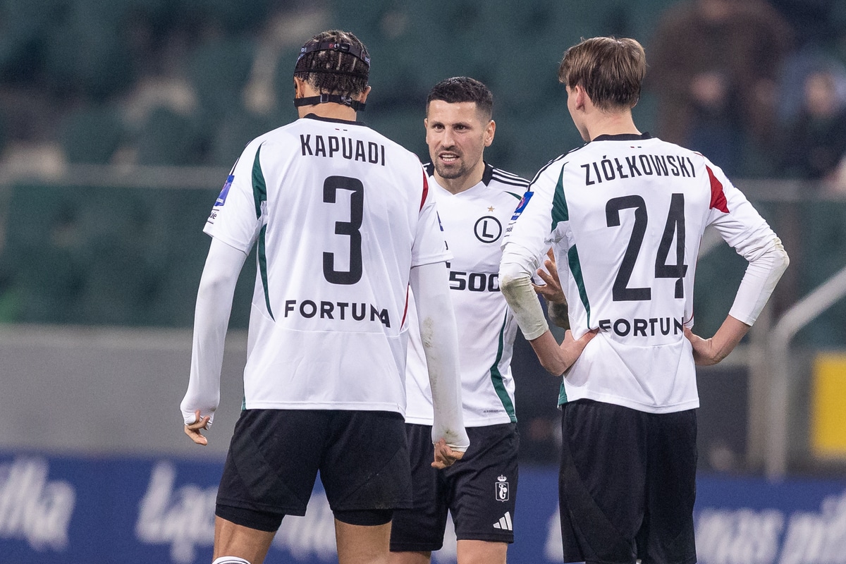 Paweł Wszołek (w środku)