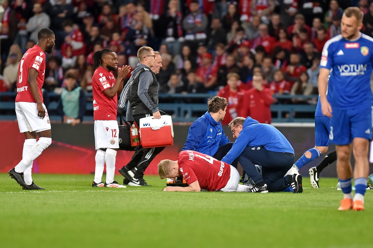 Rafał Mikulec (w środku)