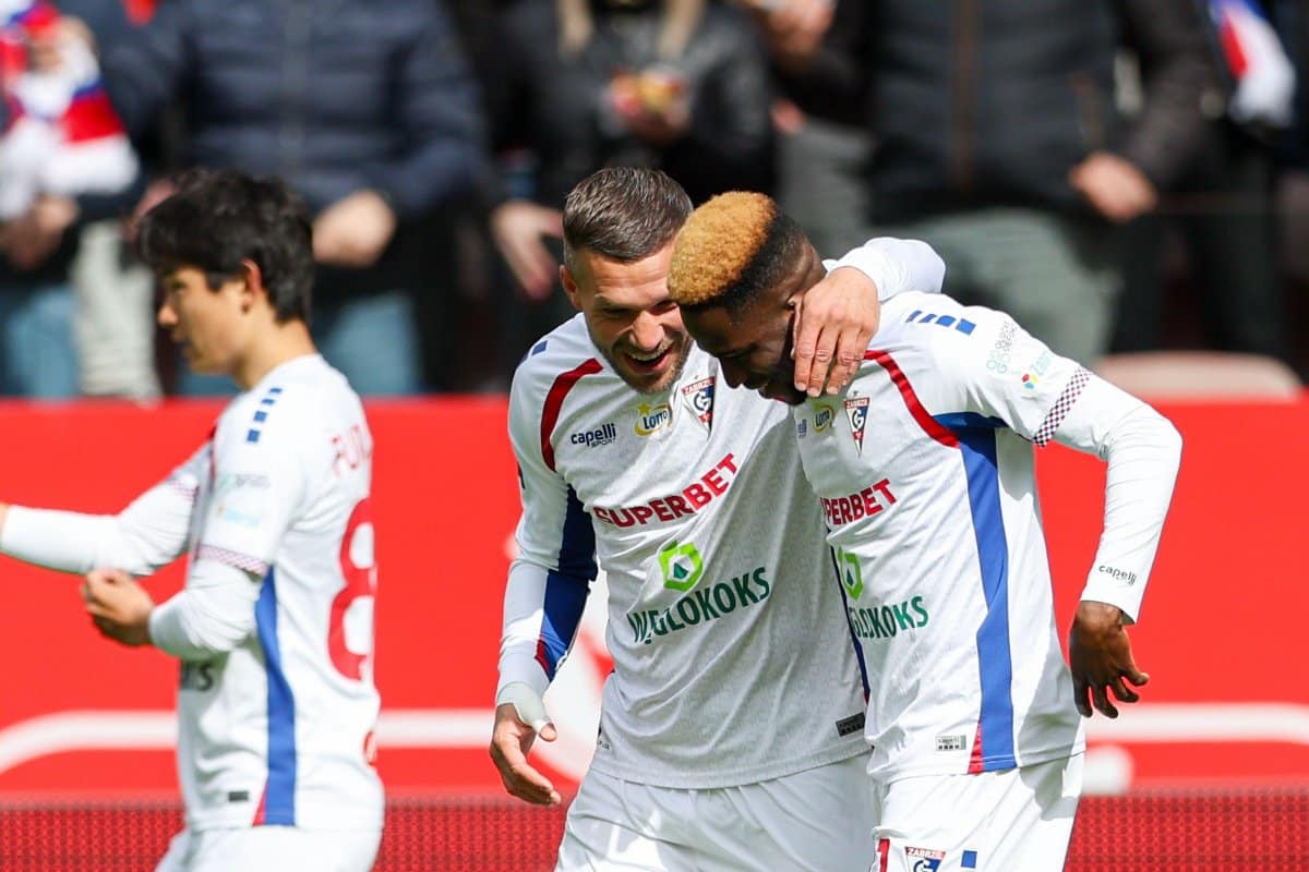 Lukas Podolski celebruje z Taofeekiem Ismaheelem bramkę dla Górnika