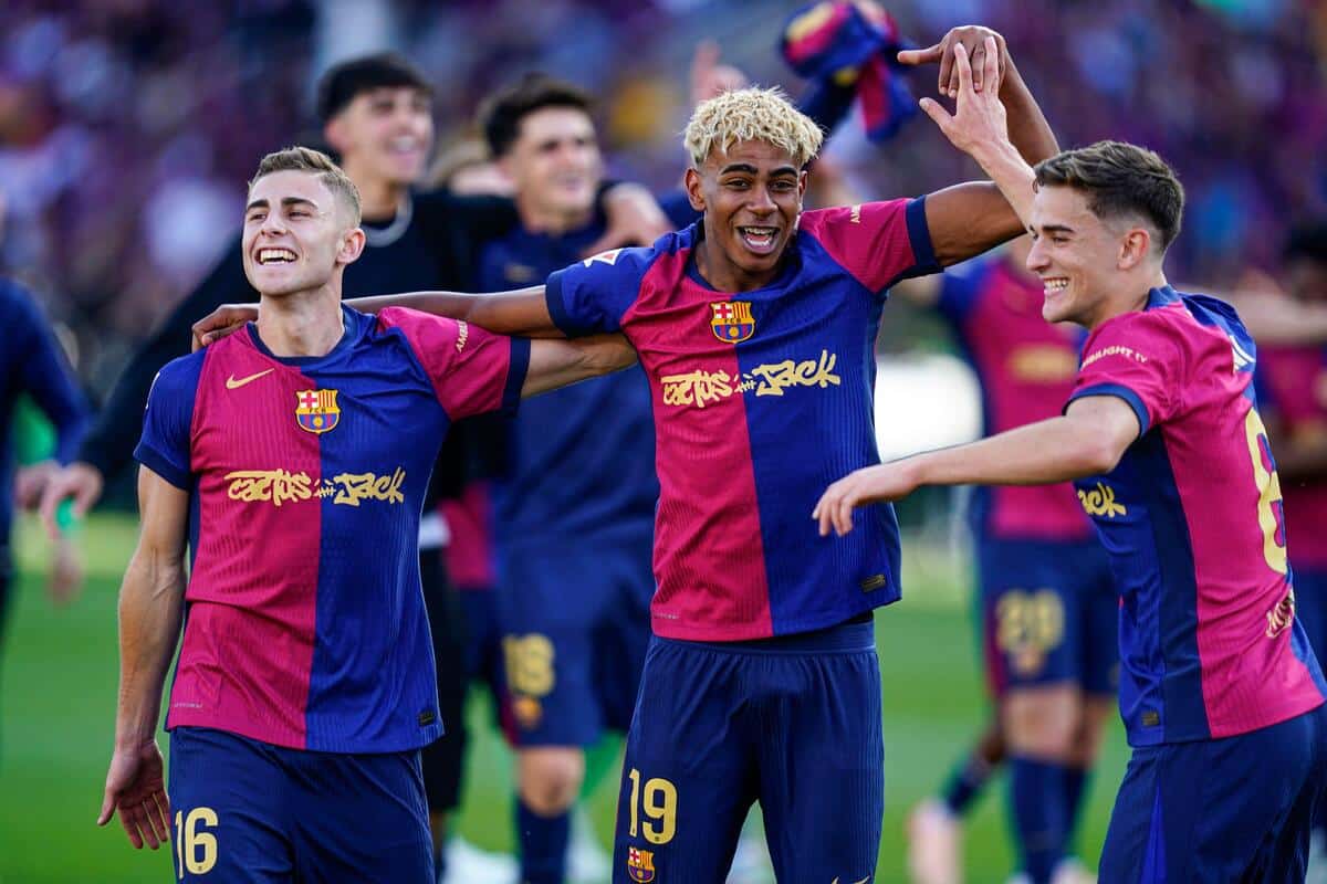 Lamine Yamal (w środku)