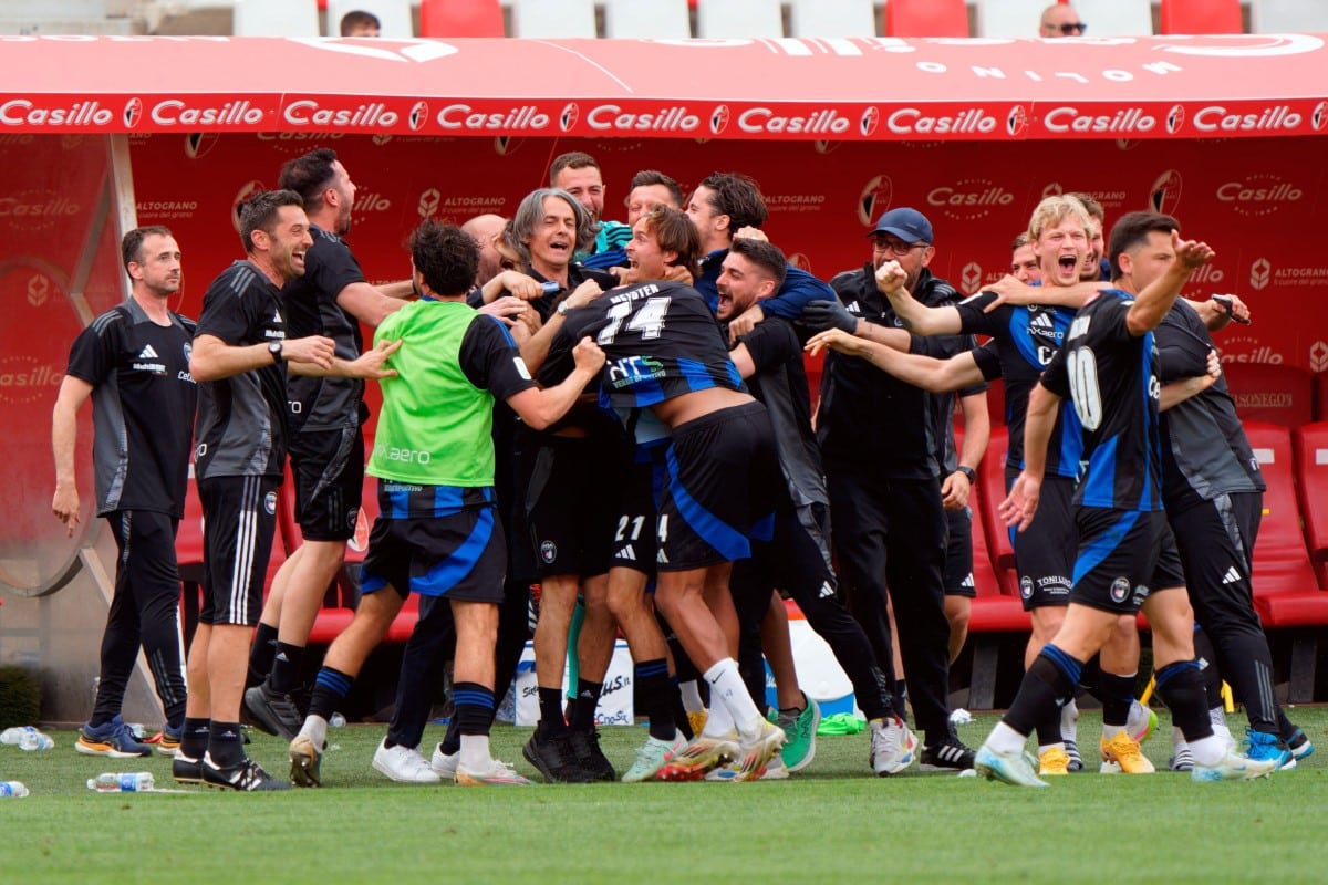 Piłkarze oraz sztab Pisy