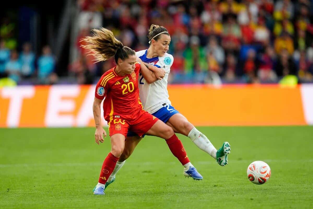 Claudia Pina i Lucy Bronze