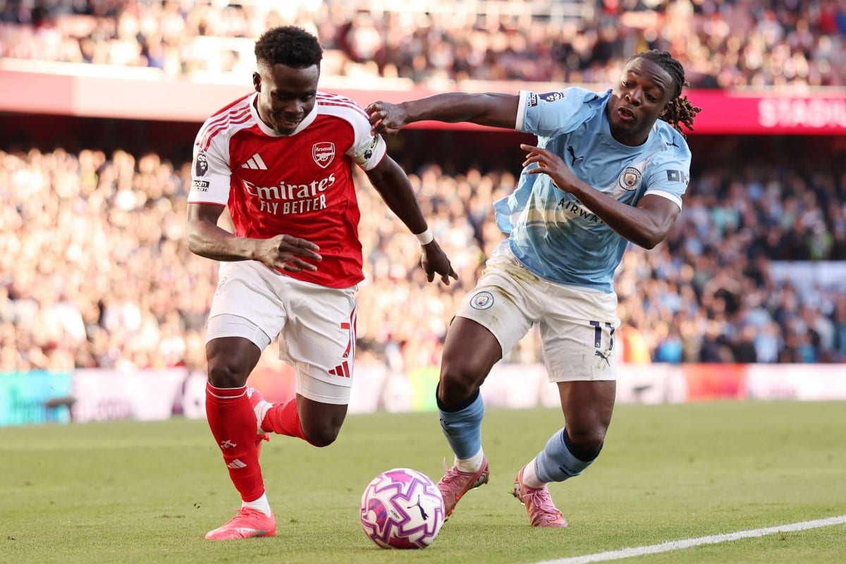 Bukayo Saka oraz Jeremy Doku