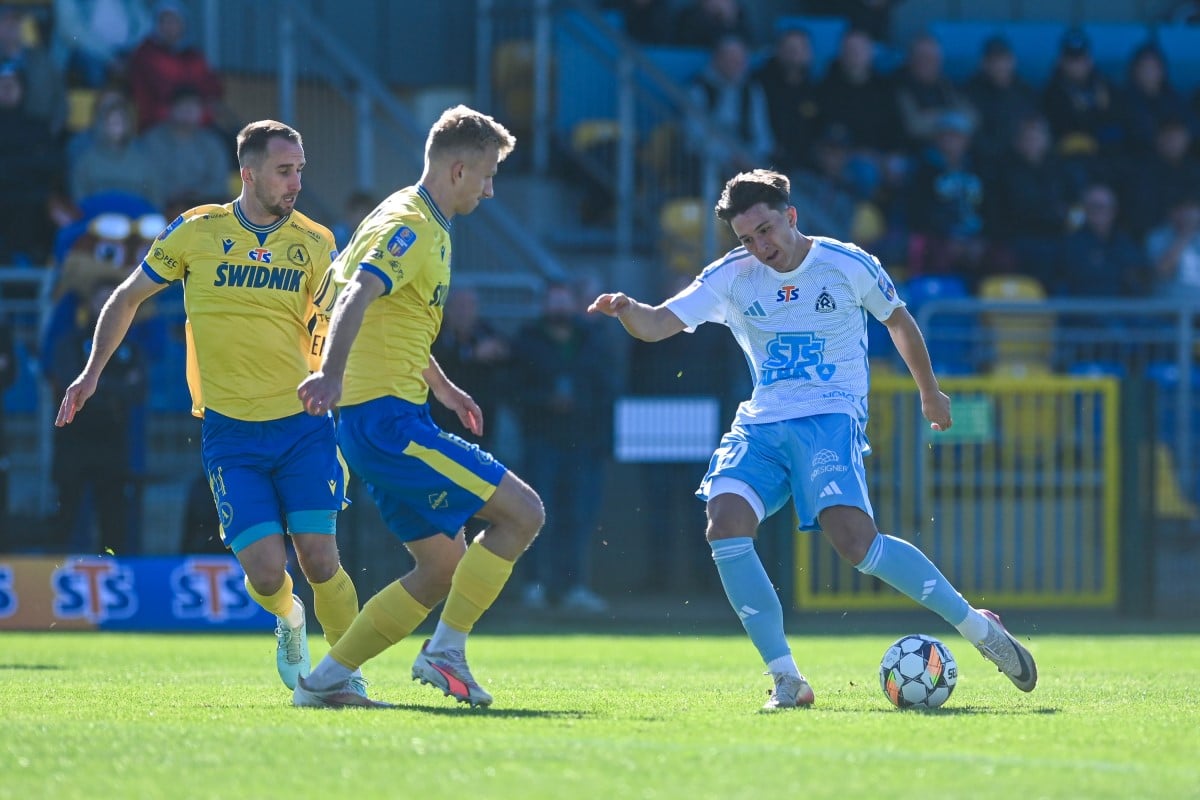 Piłkarze Avii Świdnik oraz Jakub Sobeczko