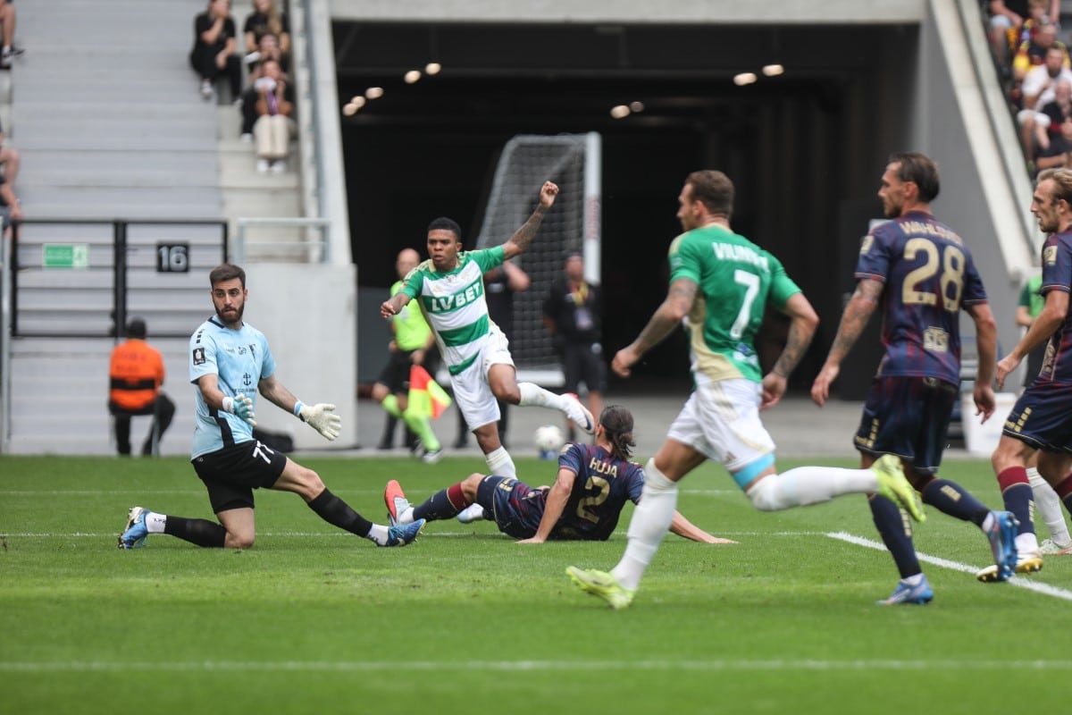 Piłkarze Pogoni Szczecin oraz Lechii Gdańsk