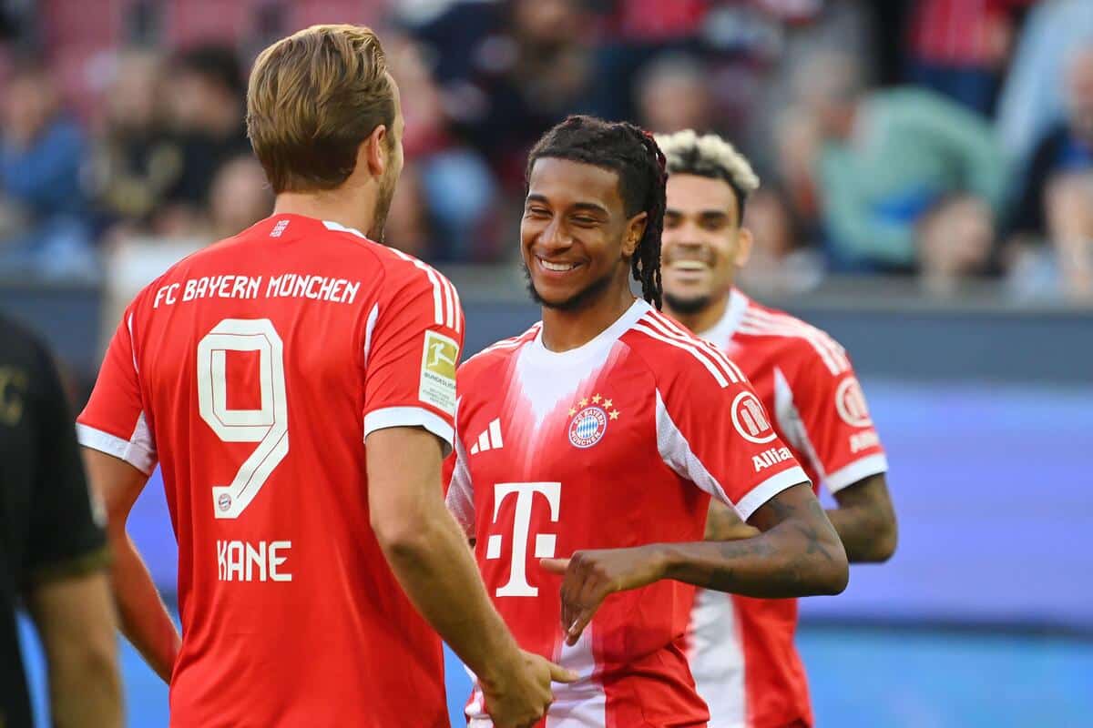 Michael Olise (w środku)