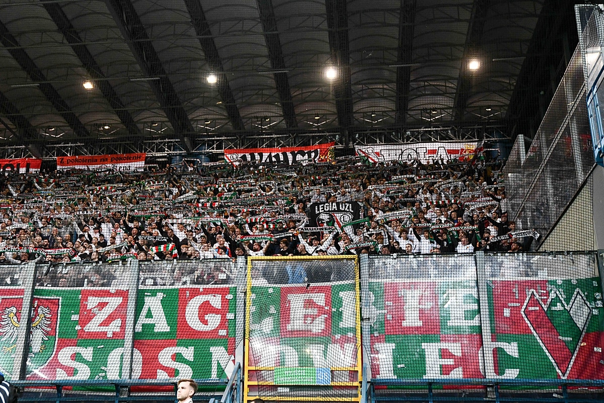 Kibice Legii Warszawa na stadionie Wisły Kraków