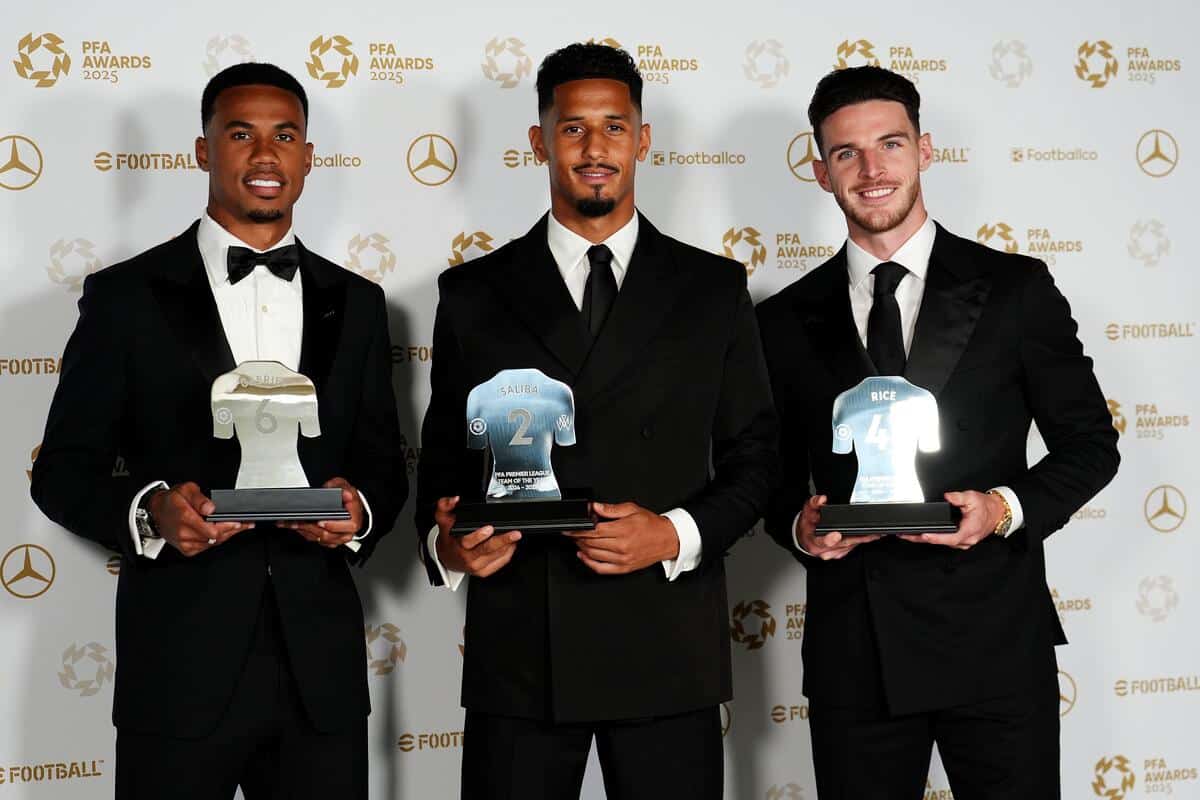 William Saliba (w środku)